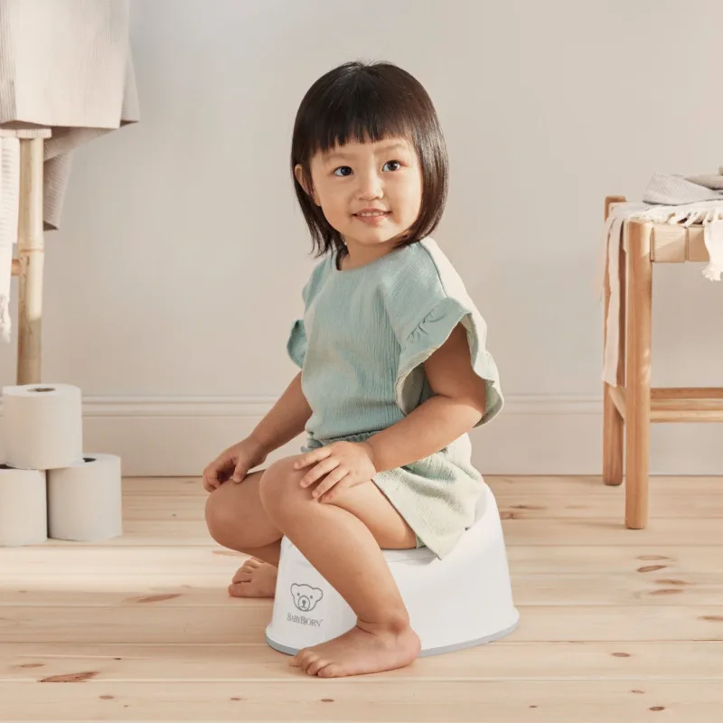 BabyBjörn Smart Potta i vit och grå plast